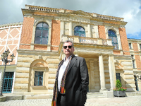 Der Regisseur Uwe Eric Laufenberg vor dem Festspielhaus in Bayreuth.