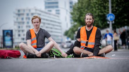 Aktivisten der Organisation „Letzte Generation“ blockieren in Berlin eine Straße.