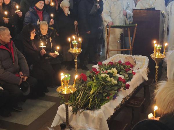 Auf diesem vom Nawalny-Team veröffentlichten Foto erweisen Angehörige und Freunde am offenen Sarg dem russischen Oppositionsführers Alexej Nawalny die letzte Ehre. 