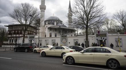 13.04.2023, Berlin: Taxis stehen kurz vor einer Beerdigungszeremonie für einen Taxifahrer, der im Berliner Grunewald getötet worden ist, vor der Ditib-Sehitlik Moschee. Foto: Christophe Gateau/dpa +++ dpa-Bildfunk +++