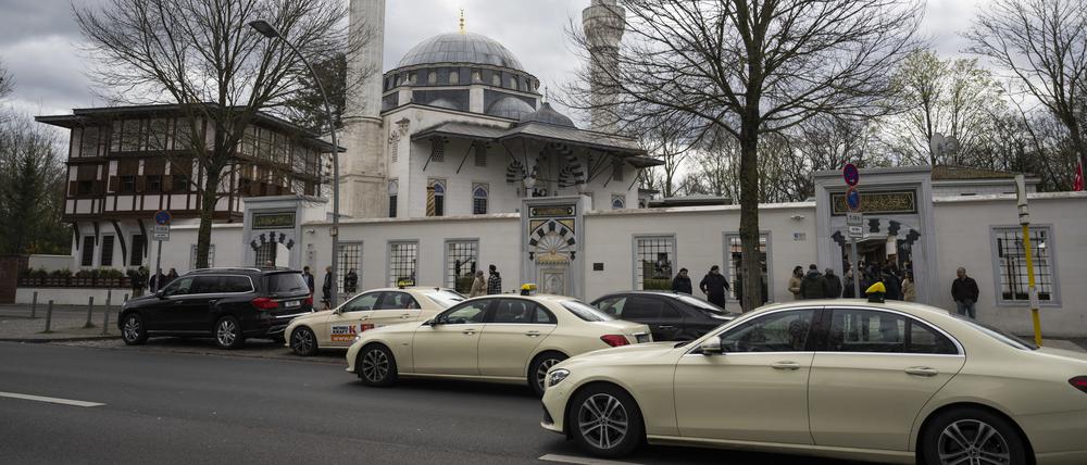 13.04.2023, Berlin: Taxis stehen kurz vor einer Beerdigungszeremonie für einen Taxifahrer, der im Berliner Grunewald getötet worden ist, vor der Ditib-Sehitlik Moschee. Foto: Christophe Gateau/dpa +++ dpa-Bildfunk +++