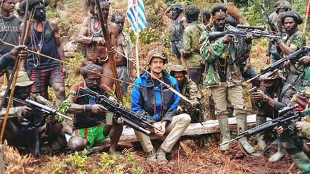Der neuseeländische Pilot Philip Mehrtens neben bewaffneten Kämpfern der West Papua National Liberation Army (TPNPB) an einem unbekannten Ort im Dschungel. 