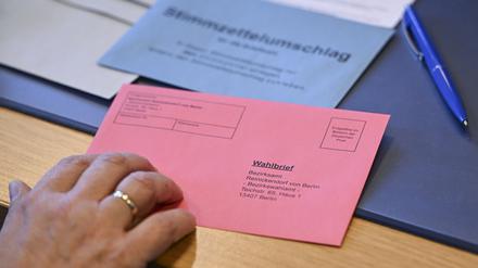 Briefwahlunterlagen werden zum Beginn der Briefwahl für die Teilwiederholung der Bundestagswahl in Berlin in der Briefwahlstelle im Bezirkswahlamt Reinickendorf zusammengestellt.