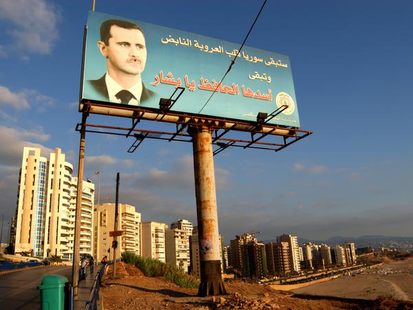 7. September 2004, Beirut, Libanon: Eine große Werbetafel inszeniert Bashar al-Assad als „Retter“ und „Beschützer“. Das Foto stammt aus der Zeit vor der syrischen Revolution.