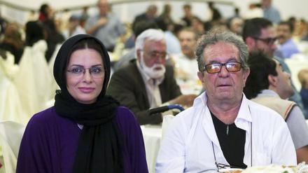 Der iranische Filmregisseur Dariusch Mehrdschui und seine Frau Wahideh Mohammadifar bei einem Treffen von Filmregisseuren in Teheran teil. (Archivbild)