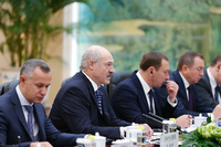 Spitzname "Europas letzter Diktator". Wenn er dann noch an der Macht ist, wird Alexander Lukaschenko (am Mikrofon) 2019 die Europaspiele in Minsk eröffnen.