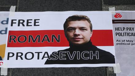 Ein Schild mit der Forderung „Befreit Roman Protassewitsch“ ist im irischen Dublin auf den Boden geklebt. 