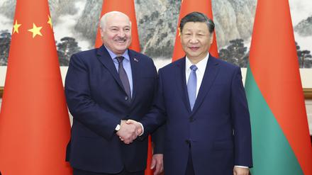 Alexander Lukaschenko, Präsident von Belarus, und Xi Jinping, Präsident von China, bei ihrem Treffen in Peking.