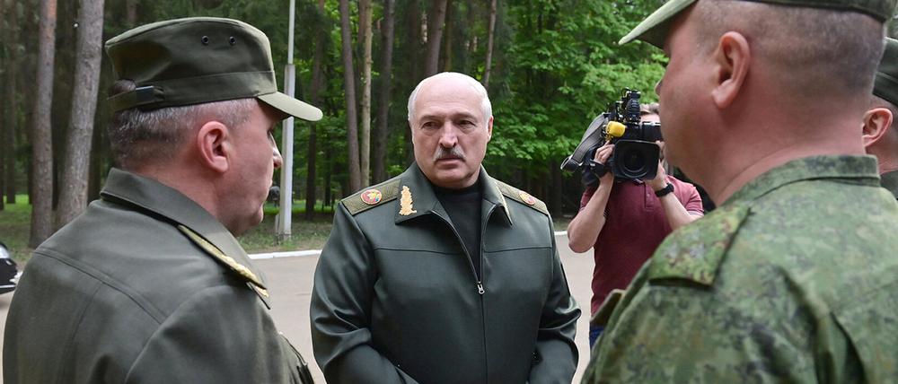 Selbstdarstellung: Alexander Lukaschenko (M), Präsident von Belarus, im Mai im Gespräch mit Offizieren