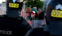 Demonstranten und Polizisten in Belfast.