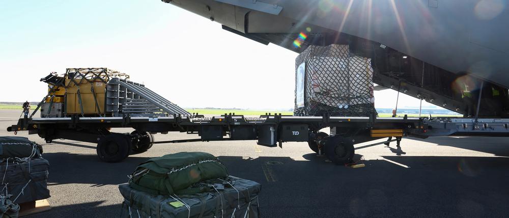 Auf dem Flughafen Brüssel werden Hilfsgüter für den Abwurf über dem Gaza-Streifen verladen.