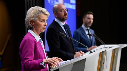 President of the European Commission Ursula von der Leyen (L) and President of the European Council Charles Michel (C) give a joint press conference on the first day of an EU leaders Summit at The European Council Building in Brussels on October 21, 2022. (Photo by JOHN THYS / AFP)