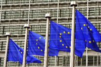 Europaflaggen wehen vor dem Eingang der EU-Kommission in Brüssel.