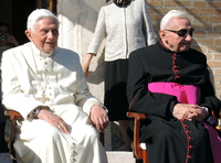 Das war 2017: Der emeritierte Papst Benedikt XVI. (l) und sein Bruder Georg Ratzinger in den Vatikanischen Gärten. Benedikt XVI. ist in Bayern, um seinen kranken Bruder zu besuchen.