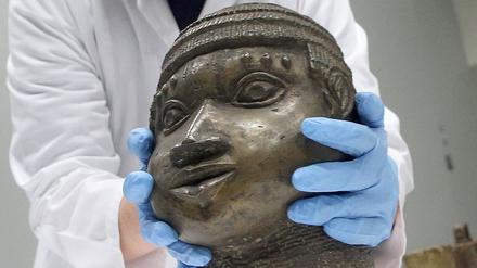 Mit den Samthandschuhen der Gegenwart. Eine Museumsmitarbeiterin der Ethnologischen Museen verpackt eine Benin-Bronze.