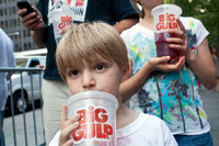 Ein Junge mit einem Softdrink in den USA. In Philadelphia wird es ab 2017 eine Steuer auf gezuckerte Getränke geben.