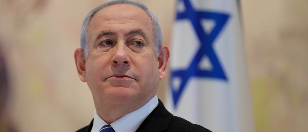 Benjamin Netanjahu, damaliger Ministerpräsident von Israel, nimmt an der ersten Kabinettssitzung der neuen Regierung in der Knesset teil. 