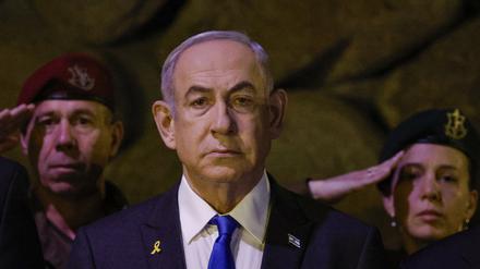 Der israelische Premierminister Benjamin Netanjahu nimmt an einer Kranzniederlegung anlässlich des Holocaust-Gedenktages in der Halle der Erinnerung in Yad Vashem, dem Weltzentrum zur Erinnerung an den Holocaust teil. 