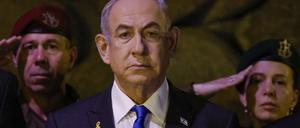 Der israelische Premierminister Benjamin Netanjahu nimmt an einer Kranzniederlegung anlässlich des Holocaust-Gedenktages in der Halle der Erinnerung in Yad Vashem, dem Weltzentrum zur Erinnerung an den Holocaust teil. 
