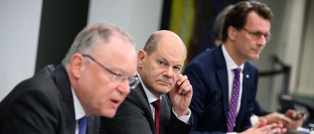  Bundeskanzler Olaf Scholz (M, SPD), Stephan Weil (l, SPD), Ministerpräsident von Niedersachsen, und Hendrik Wüst (r, CDU), Ministerpräsident von Nordrhein-Westfalen, äußern sich bei einer Pressekonferenz nach den Beratungen.