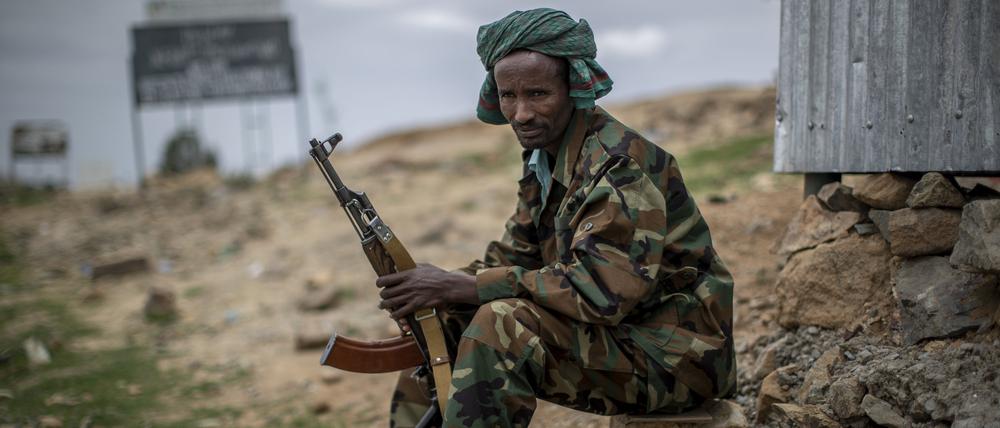 Ein Kämpfer der Tigray People’s Liberation Front sitzt an einem Wachposten in der Region Tigray in Nordäthiopien (Symbolbild). 