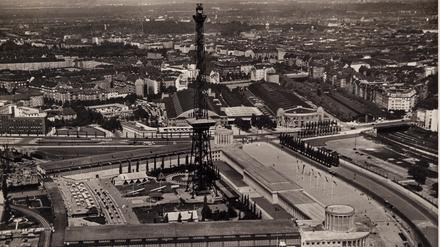 Postkarte mit Slogan „Wochenende am Funkturm“ zeigt das Messegelände in Westend. Die Karte trägt einen Poststempel vom 28. August 1936.