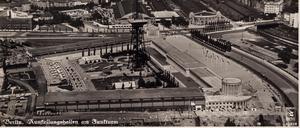 Postkarte mit Slogan „Wochenende am Funkturm“ zeigt das Messegelände in Westend. Die Karte trägt einen Poststempel vom 28. August 1936.