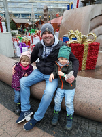 James McDonough und seine Zwillinge Leo und Charlotte auf dem Weihnachtsmarkt