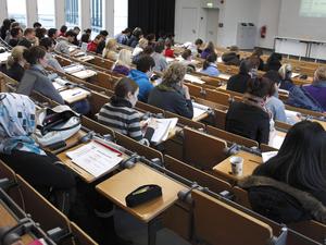 Immer mehr Sitze im Hörsaal drohen leer zu bleiben: Die Studierendenzahl geht in Berlin zurück.