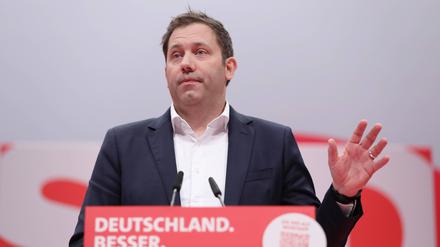 SPD-Chef Lars Klingbeil hält eine Rede auf SPD-Bundesparteitag, mit der er sich für die Wiederwahl als Vorsitzender bewirbt 