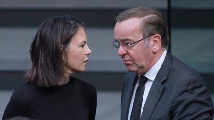 Annalena Baerbock und Boris Pistorius am Donnerstag im Bundestag: Die neuen Richtlinien des Verteidigungsministers leiten sich aus der nationalen Sicherheitsstrategie der  Außenministerin ab.