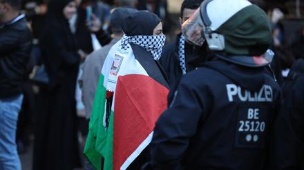 Verbotene Pro-Palästina-Demo auf der Sonnenallee Ecke Reuterstraße im Bezirk Neukölln.