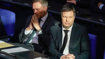FDP-Chef Christian Lindner und der grüne Vizekanzler Robert Habeck auf der Regierungsbank im Bundestag - in ihren Parteien wird besonders laut mit der Ampel gehadert, nicht zuletzt vom Wirtschaftsminister selbst.