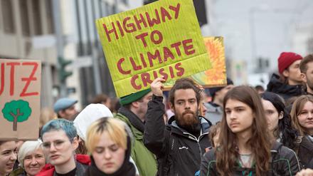 Demonstranten protestieren mit Plakaten und Banner gegen die Klima-Politik der Bundesregierung. 