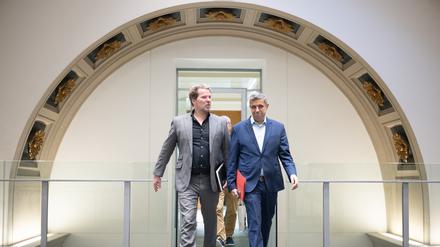 Dirk Stettner (l), Vorsitzender der CDU-Fraktion im Abgeordnetenhaus, und Raed Saleh, Vorsitzender der SPD-Fraktion.
