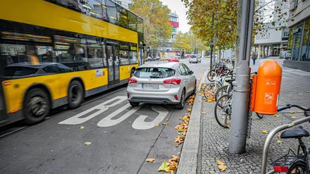 Berlin : Falschparker blockiert Busspur Berlin *** Berlin Falschparker blocks bus lane Berlin