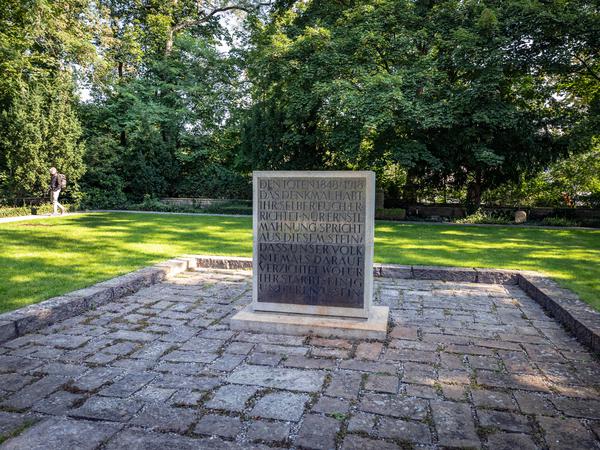 Die rund 300 Berliner Opfer sind auf dem eigens dafür angelegten Friedhof der Märzgefallenen am Rand vom Volkspark Friedrichshain beigesetzt.