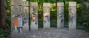 Die neue Open-Air-Ausstellung am Rand vom Volkspark Friedrichshain informiert über die wechselvolle Geschichte des Friedhofs in den verschiedenen politischen Systemen. Zahlreiche Hintergrundinfos sind digital verfügbar.