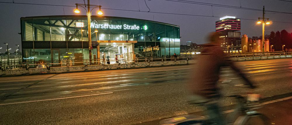 Der S-Bahnhof Warschauer Straße auf der Warschauer Brücke am frühen Morgen.