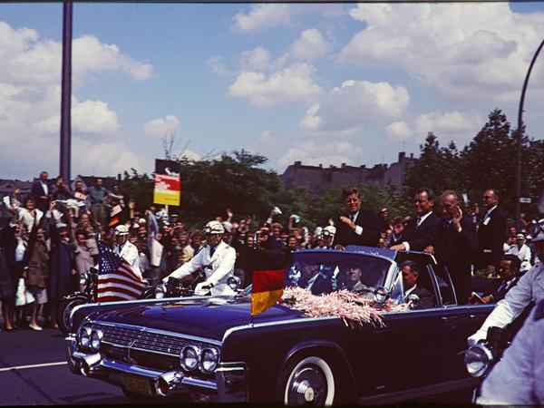 John F. Kennedy, Willy Brandt und Konrad Adenauer im offenen Auto auf den Straßen von West-Berlin.
