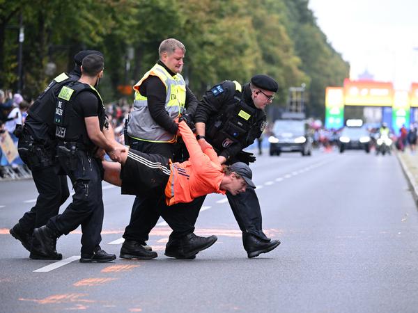 Berlins Polizei war präsent und trug die Aktivisten gekonnt von der Straße ...
