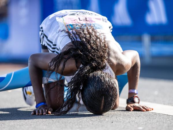 Zum Niederknien. Tigst Assefa aus Äthiopien stellt mit 2:11:53 einen neuen Weltrekord bei den Frauen auf. 