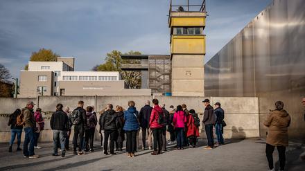 Touristen stehen vor der Mauergedenkstätte an der Bernauer Straße. Es sind weniger als noch vor drei Jahren.