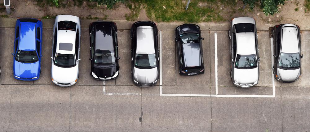 Die Berliner Grünen fordern, die Zahl der Parkplätze in Berlin zu reduzieren.