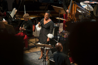2Jazz-Sopranistin Dianne Reeves mit der 22-köpfigen Big Band des National Youth Orchestra.