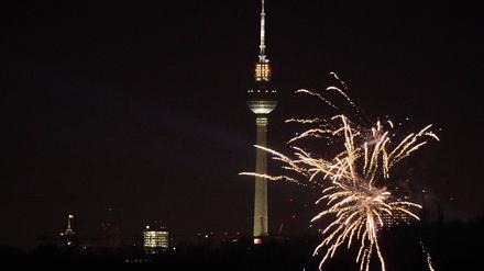 Berlin, Silvester Eine Rakete explodiert an Silvester vor der Berliner Skyline am 31.12.2023 in Berlin. Berlin Berlin Deutschland *** Berlin, New Years Eve A rocket explodes on New Years Eve in front of the Berlin skyline on 31 12 2023 in Berlin Berlin Germany