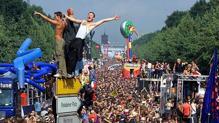 Ausgelassen feiern Raver 2001 auf der Straße des 17. Juni in Berlin die 13. Loveparade. Unter dem Motto «Music is the Answer» soll es in Berlin im Juli wieder eine Techno-Parade geben.