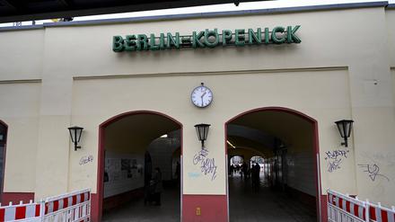 Eingang zum S-Bahnhof Köpenick, den die Deutsche Bahn jetzt zum Regionalbahnhof ausbaut. An der östlichen Seite soll ein neues Stadtquartier entstehen.