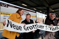 Da ist er, der neue Name: BVG-Chefin Nikutta zeigt schon mal den neuen Bahnhofsnamen.