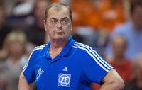Berlins Trainer Cedric Enard (l) und Zuspieler Jan Zimmermann wollen mit den Volleys erfolgreicher sein als zuletzt.